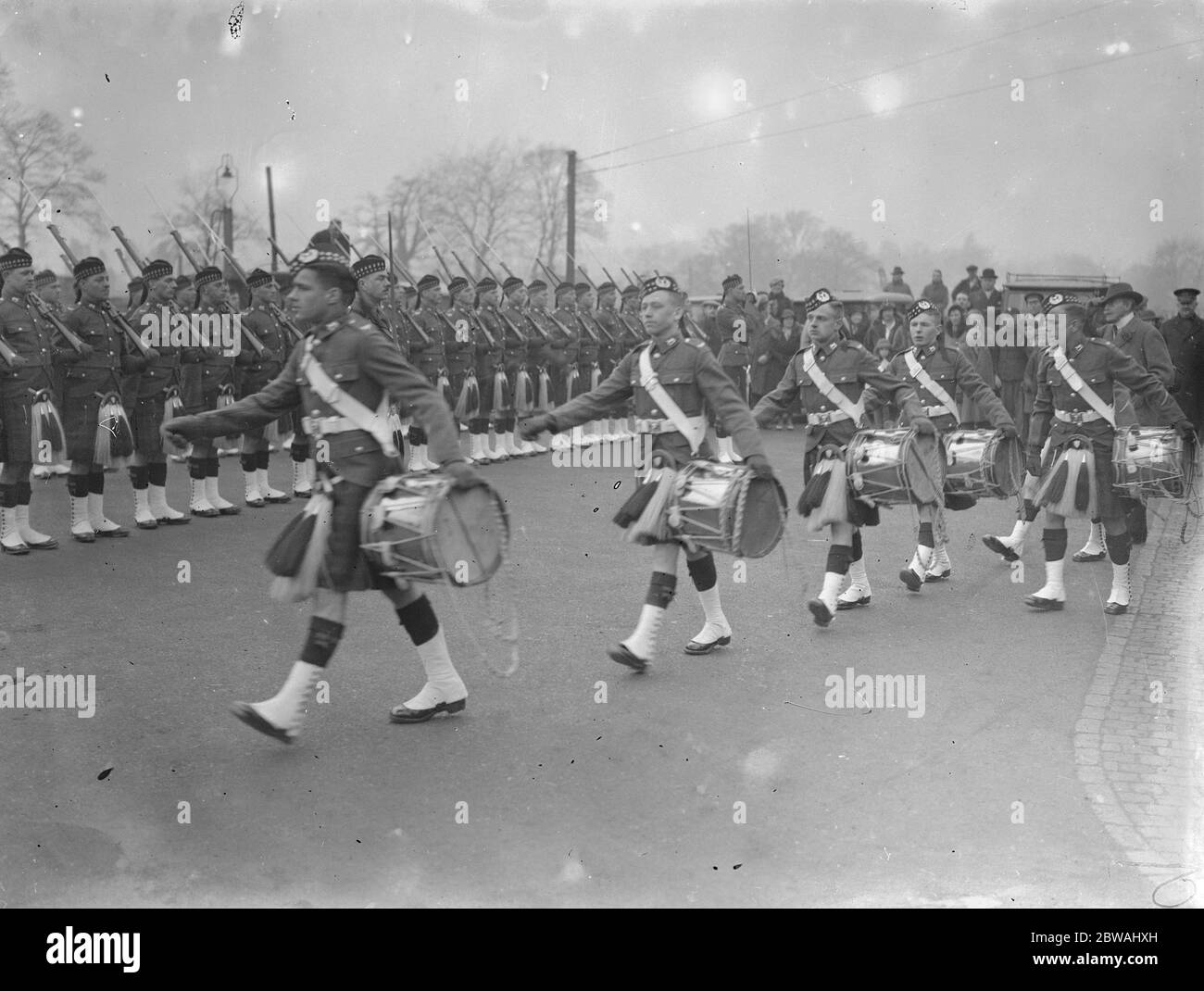 Die Szene in Farnborough, Hampshire auf der Rückkehr der Trommeln der Gordons aus Deutschland. Sie wurden zu Beginn des Krieges vom Regiment in Ostende verlassen und Sir Ian Hamilton mit freundlicher Genehmigung von Präsident Hindenburg am 3. Februar 1934 zurückgegeben Stockfoto