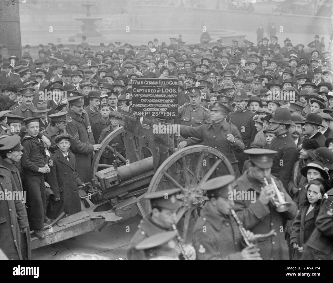 Eine deutsche Kanone (77mm Feld Kanone) wurde bei Loos bei einem Recruiting-Treffen auf dem Trafalgar Square gefangen genommen Stockfoto