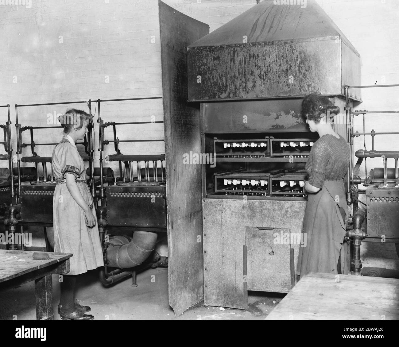 Bei der veritas Glühgasmantelarbeit Brennen und Formen des umgekehrten Musters 10. Dezember 1922 Stockfoto
