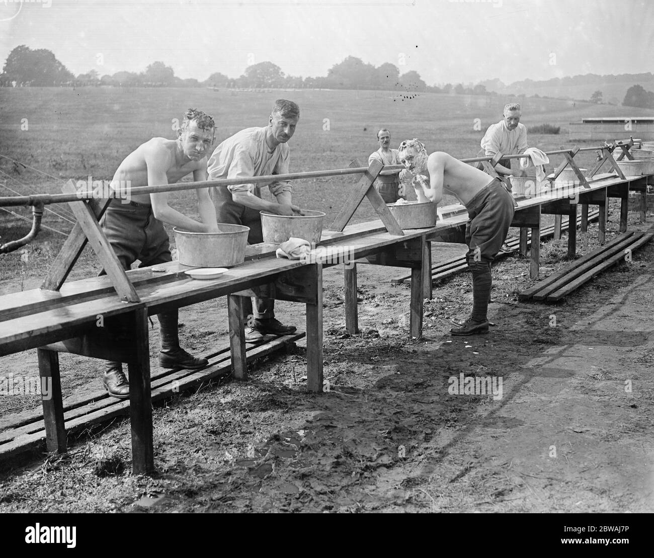 London Freiwillige im Lager bei Tadworth Morning Clean 7 August 1917 Stockfoto