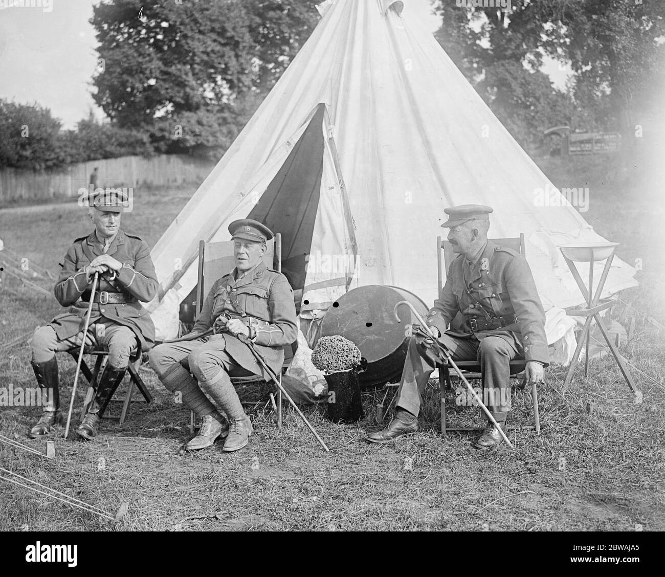London Freiwillige im Lager bei Tadworth Sir Owen Seaman der Herausgeber von ' Punch ' ( in der Mitte ) mit zwei Offiziersfreunde , auf der rechten Seite Lieutenant ' der Londoner ' 7 August 1917 Stockfoto