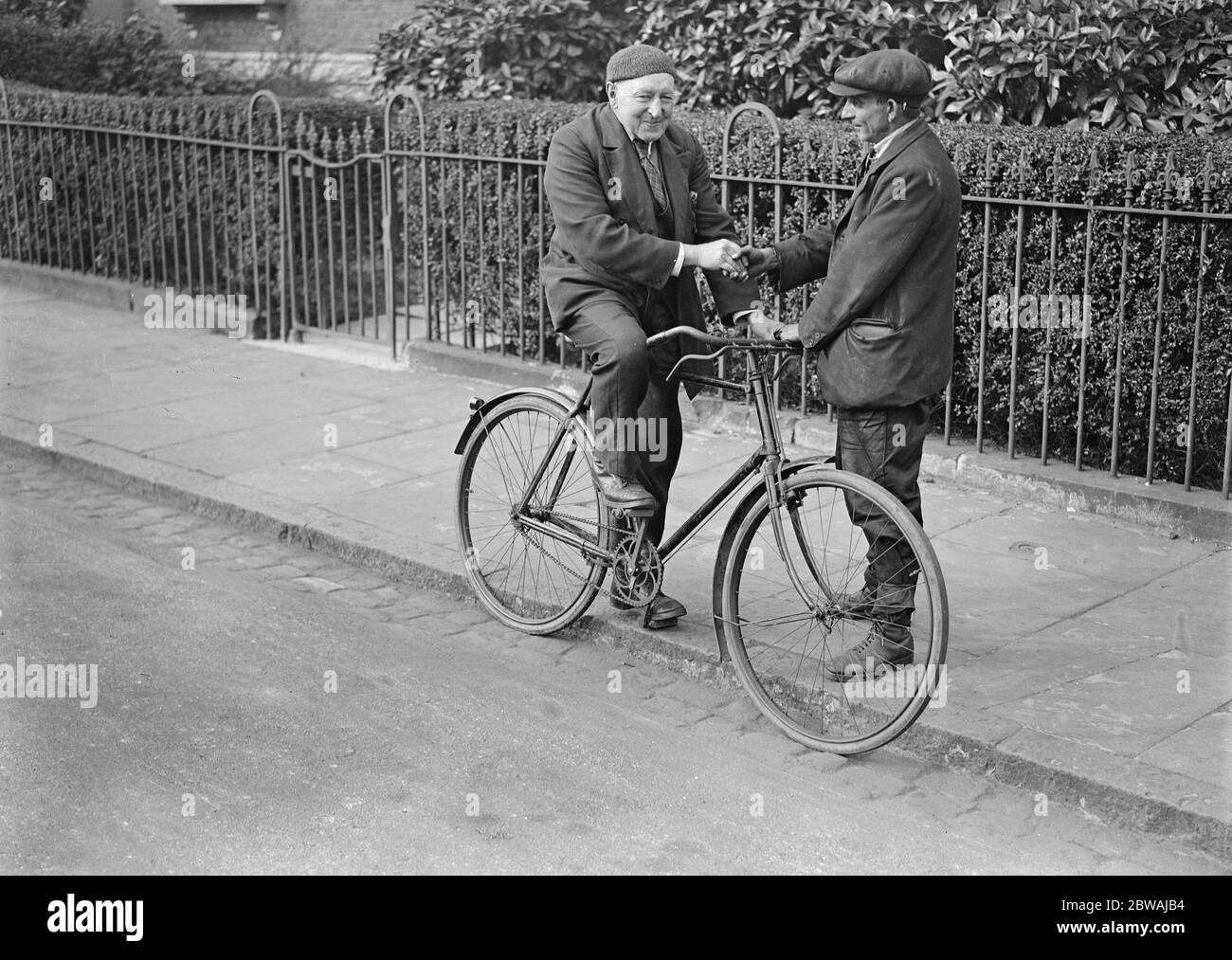 Ein Pionier-Radler Herr George Boden, der gerade seinen 71. Geburtstag gefeiert hat, war der erste Mann, der ein Stahl-gerimtes Fahrrad in England fahren. Die Maschine wurde von seinem Vater hergestellt und anschließend von Blondin, dem berühmten Seilläufer, gekauft und in seinen Aufführungen verwendet. Herr boden fährt am 22. Oktober 1931 mit seinem Fahrrad Stockfoto