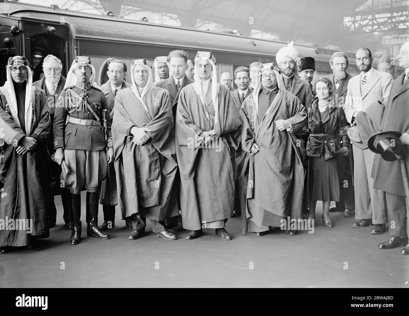 Emir Feisul (sauber rasiert, zweite von rechts) mit der offiziellen Mission der Regierung des Hejaz bei der Ankunft in Victoria 7. Mai 1932 Stockfoto