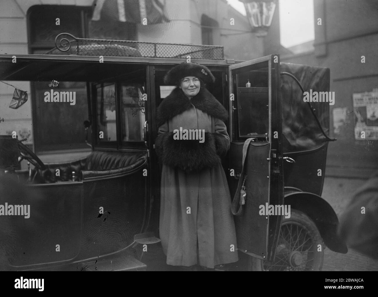 Eröffnung der Kampagne von Frau Christabel Pankhurst in Smethwick , Staffordshire Frau Pankhurst Ankunft 28 November 1918 Stockfoto