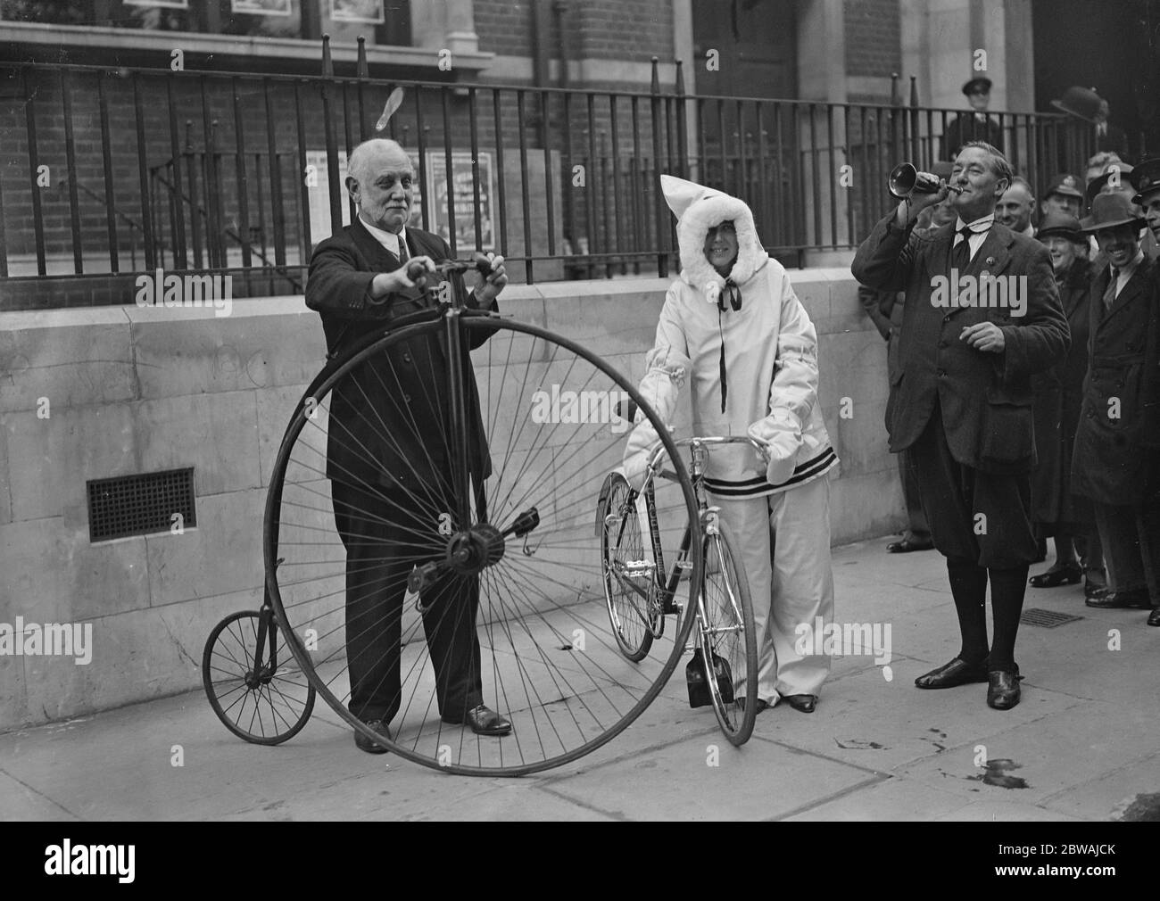 Herr George Lansbury M P mit einem alten Penny Farthing Zyklus , auf der Cycle Show in der Horticultural Hall , Westminster. In seinen jungen Tagen fuhr Herr Lansbury eine dieser Maschinen 17 November 1932 Stockfoto