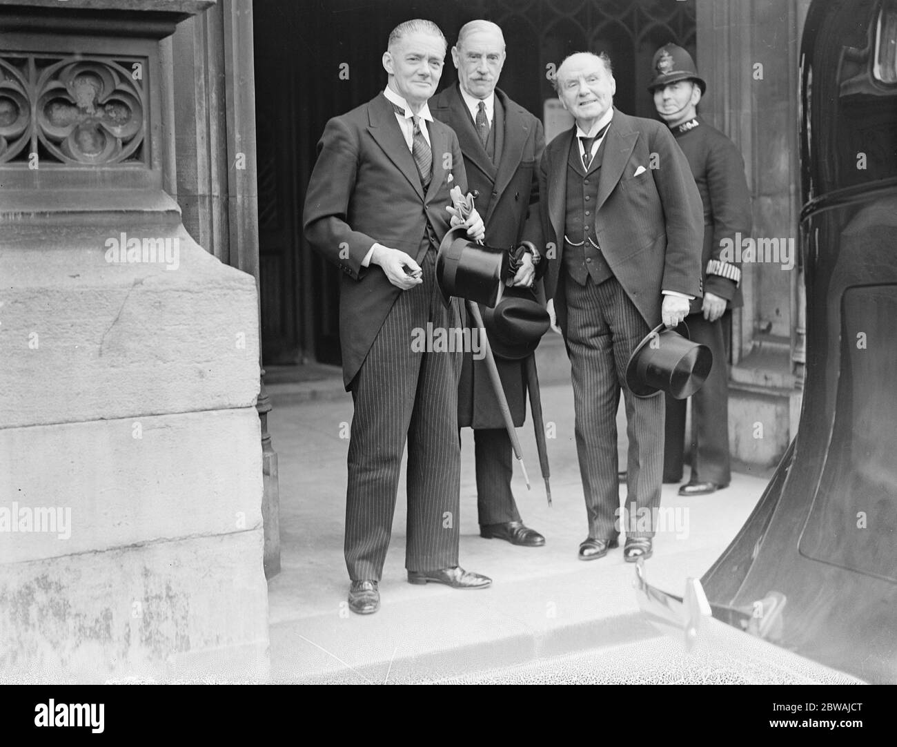 Lord Nuffield (links), Lord Goscren und Lord Wakefield im House of Lords, als der ehemalige seinen Sitz als viscount 18 Mai 1938 Stockfoto