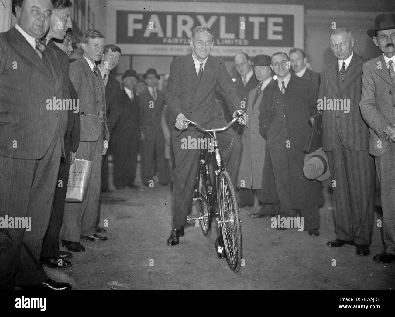Präsentation des Fahrrads zu Lord Nuffield. Bei Cowley, als Verbindung mit Lord Nuffield (dann Herr Morris) Verbindung mit dem Handel in den frühen Tagen seiner Karriere wurde der Zyklus von Herrn John Pugh übergeben, Pres Brit Cycle and Motor Cycle MFRS and Traders Union , Coventry 27 August 1934 Stockfoto