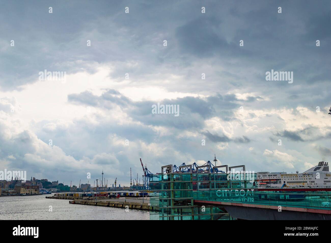 Dramatische Wolken über dem Hafen von Genua. Stockfoto