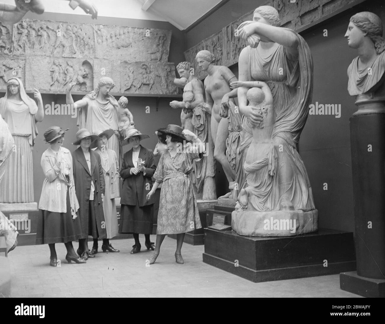 Miss Helen May bringt ihre Schüler ins britische Museum, um Tanzposen von Statuen zu lernen Stockfoto