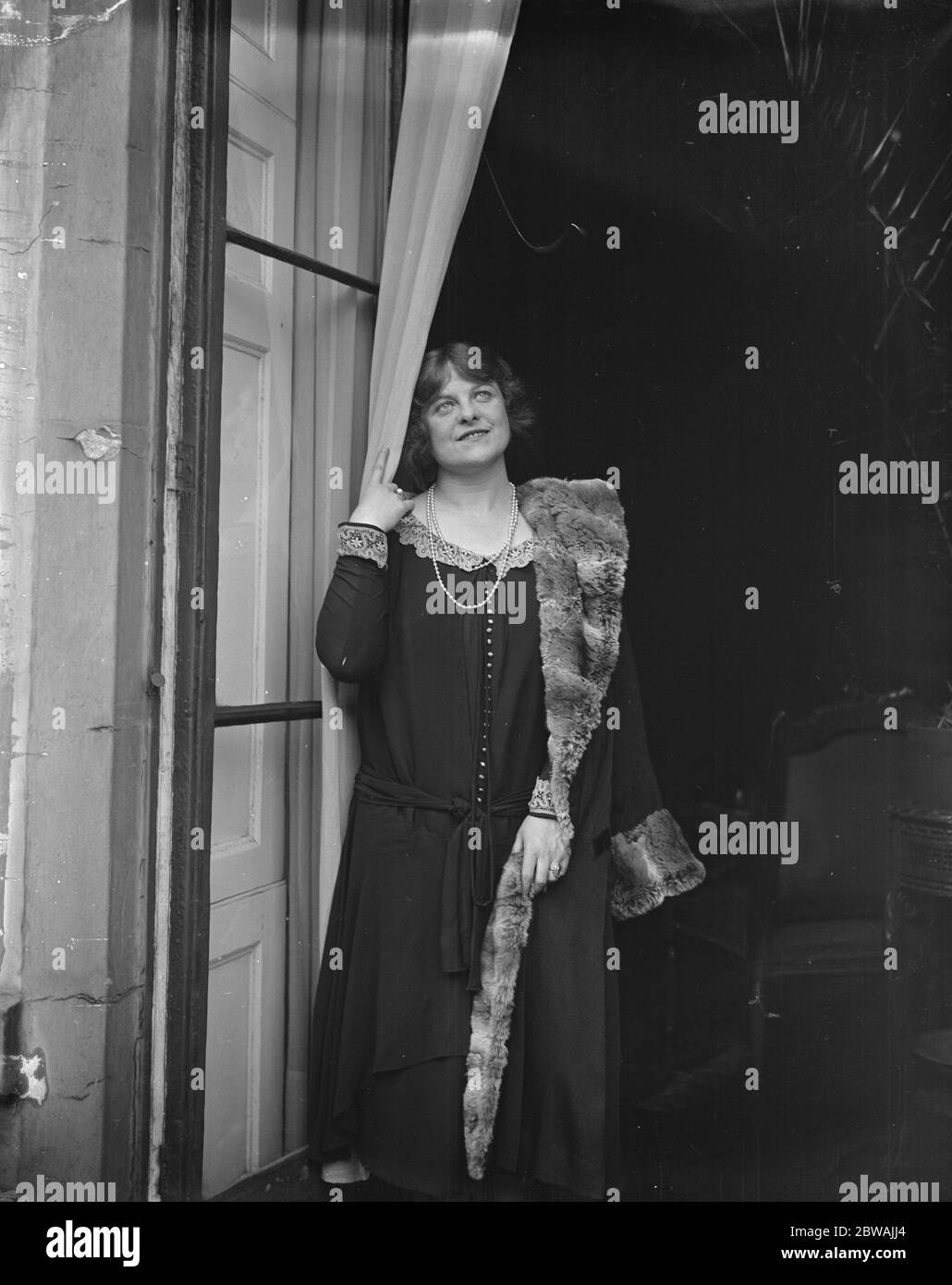 Miss Gretl Vernon, die österreichische Sopranistin, die in fünf Sprachen singt und als Wiener Nachtigall bekannt ist. Sie ist hier im Palladium zu sehen, wo sie ihren ersten Auftritt in diesem Land machte. Februar 1932 Stockfoto