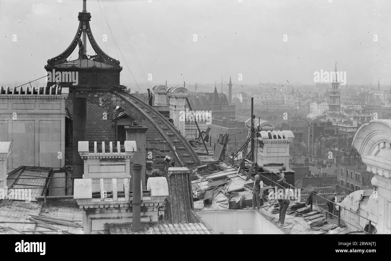 Abbruch des Hotels Cecil 15 August 1930 Hotel Cecil, erbaut 1896, ein großes Hotel in The Strand in London, England. Es wurde nach Cecil House benannt, einem Herrenhaus, das im 17. Jahrhundert denselben Ort besetzt hatte. Das von den Architekten Perry & Reed im Stil von Wrenaissance entworfene Hotel war mit mehr als 800 Zimmern das größte in Europa. Der Inhaber ging später in Konkurs und wurde zu 14 Jahren Gefängnis verurteilt. Das Cecil wurde im Herbst 1930 weitgehend abgerissen und das Shell Mex House wurde auf dem Gelände gebaut. Die Strandfassade des Hotels bleibt erhalten, mit einem grandiosen Bogen in der Mitte Stockfoto