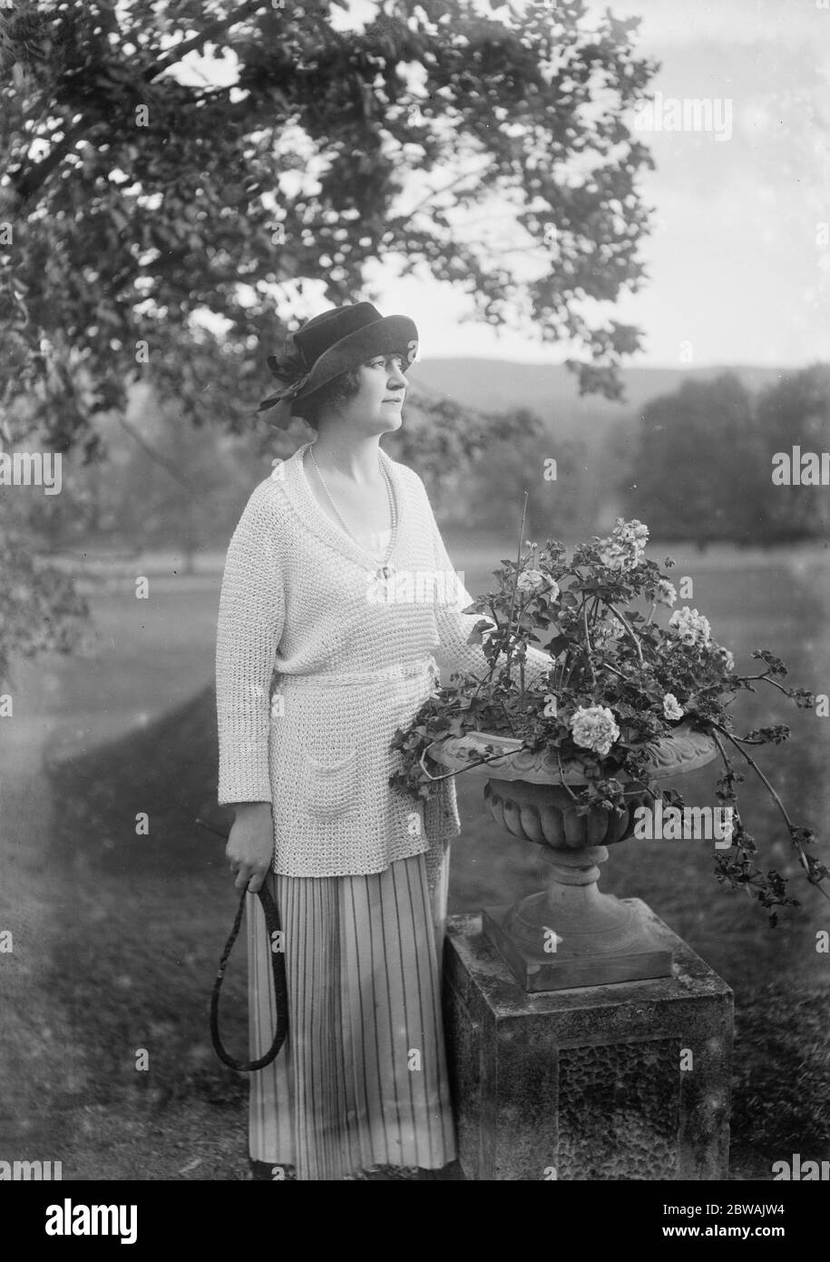 Lady Terrington in ihrem Haus ' Binfield , Marlow 30 Oktober 1921 Vera Woodhouse, Lady Terrington, liberale Politikerin und eine der ersten weiblichen Abgeordneten - sie gewann ihren Sitz in der Dezember 1923 Parlamentswahl in Großbritannien Stockfoto