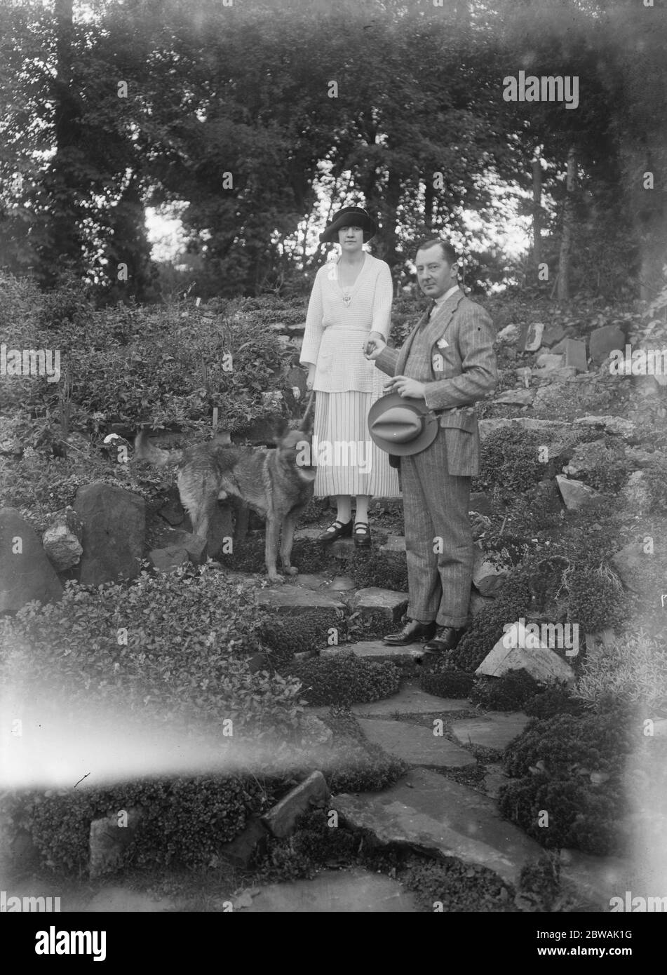 Lord and Lady Terrington at their Home ' Binfield , Marlow 30 October 1921 Vera Woodhouse, Lady Terrington, liberale Politikerin und eine der ersten weiblichen Abgeordneten - sie gewann ihren Sitz bei der Parlamentswahl im Dezember 1923 in Großbritannien Stockfoto