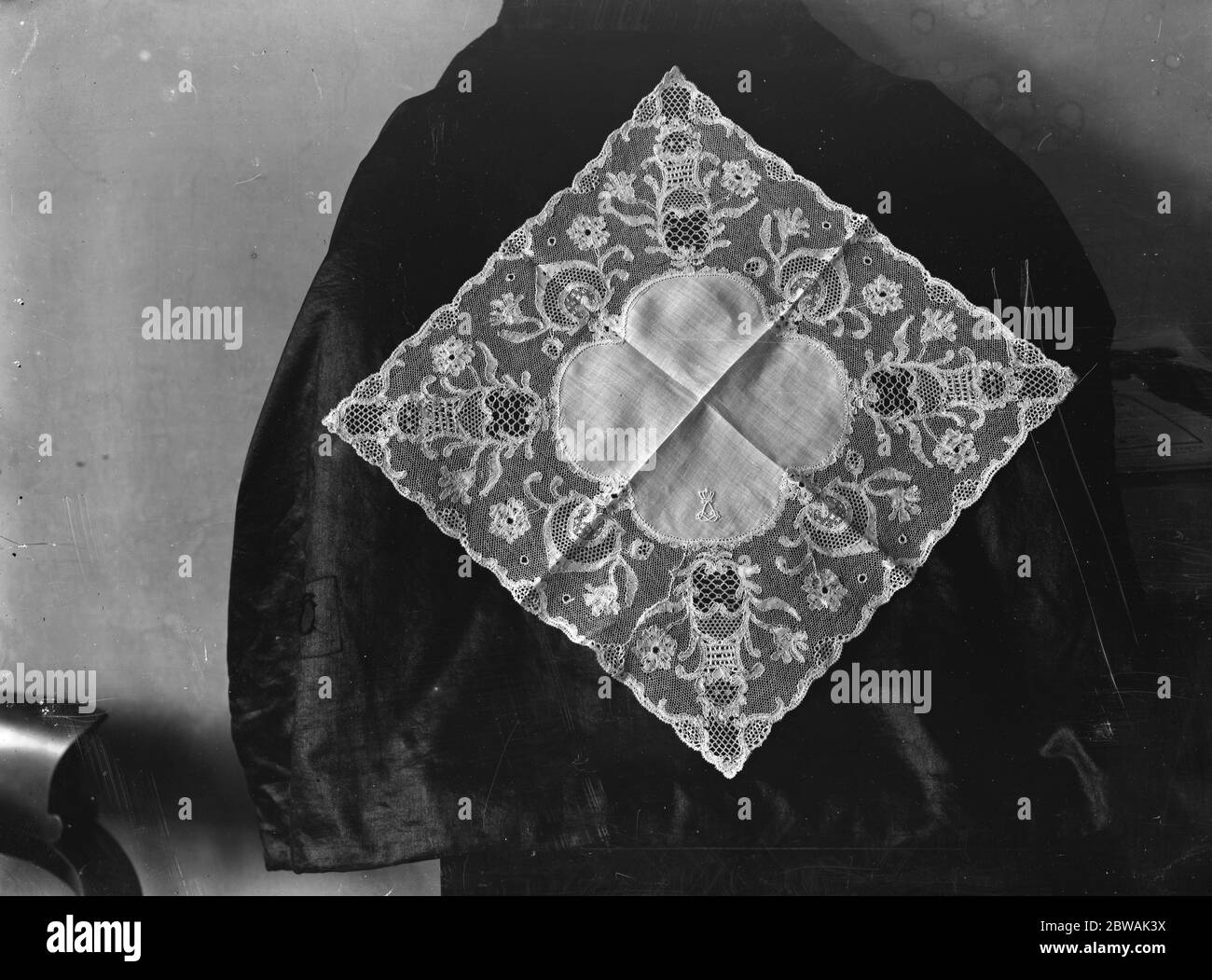 Taschentuch aus Spitze, hergestellt von Bucks and Beds Lace Association und überreicht an Frau Louise Mountbatten anlässlich ihrer Hochzeit mit Kronprinz von Schweden am 26. Oktober 1923 Stockfoto