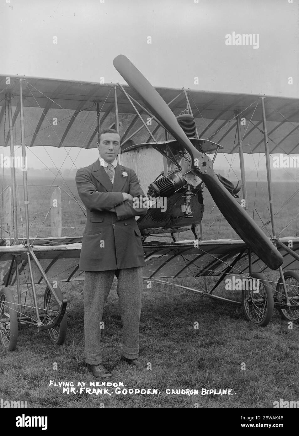 Frank Goodden und Caudron Biplane am Hendon Aerodrome Stockfoto