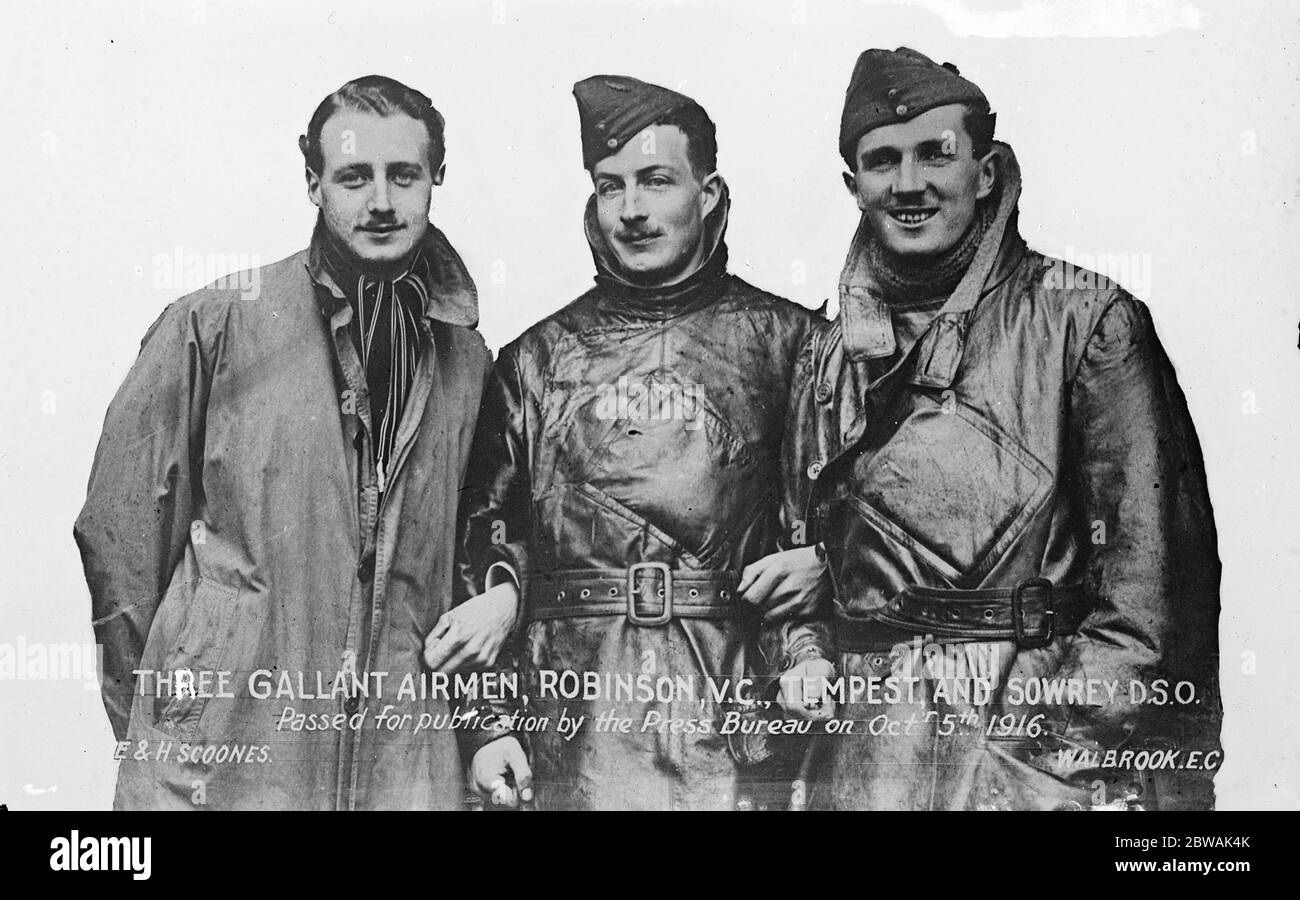Drei galant Airmen Leefe Robinson ( Victoria Cross ) , LT. Wulstan Tempest , Major Frederick Sowrey D S O William Leefe Robinson VC ( 14. Juli 1895 - 31. Dezember 1918 ) War der erste britische Pilot, der während des Ersten Weltkriegs ein deutsches Luftschiff über Großbritannien abschoss. Dafür erhielt er das Victoria-Kreuz. Er starb 1918 an der Spanischen Grippe Stockfoto
