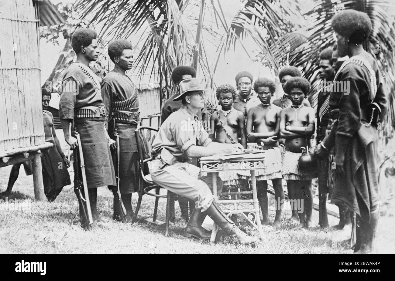 Ein neuer britischer Besitz . Ein britischer J P urteilt einen Papun-Eingeborenen, der des Diebstahls angeklagt wird. Papua-Neuguinea , ehemals Deutschland 1919 Stockfoto