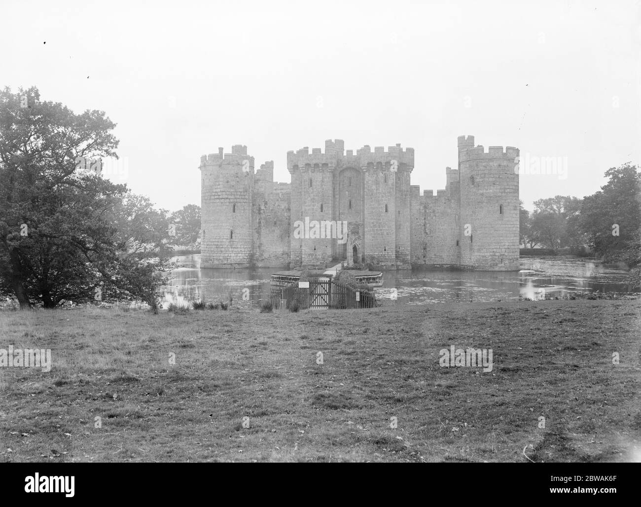 Bodiam Castle ist ein Wasserschloss aus dem 14. Jahrhundert in der Nähe von Robertsbridge in East Sussex, England. Es wurde 1385 von Sir Edward Dalyngrigge erbaut Stockfoto