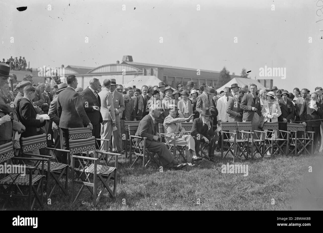 Gilde der Luftpiloten und Seefahrer in Brooklands der Prinz von Wales mit dem Sonnenstrohhut und Brille 20 Mai 1933 Stockfoto