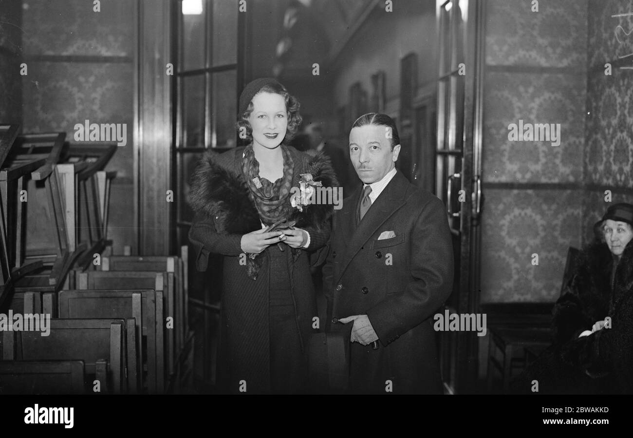 Privater Aussichtstag in der London Portrait Society Show in den Burlington Galleries. Miss Wendy Barrel, der Filmstar, und Mr John A M Ray, der bekannte Porträtmaler. Februar 1933 Stockfoto