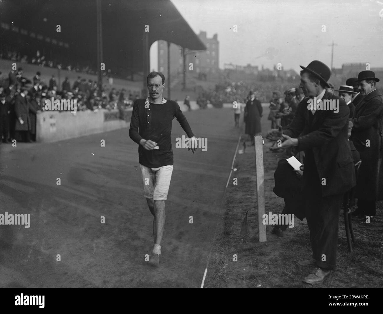 12-stündiger Spaziergang an der Stamford Bridge Edgar Charles Horton in seiner letzten Runde Stockfoto