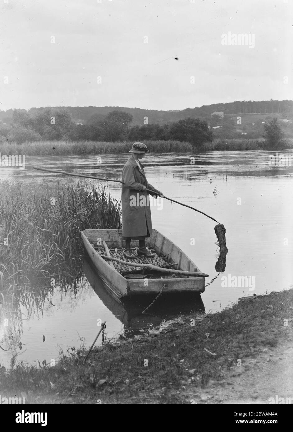 Aalfischen auf dem Hampshire Fluss Avon 18 August 1920 Stockfoto