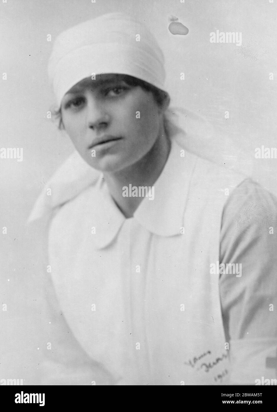 Miss D Kennedy Jones, KJ s Tochter, die nach zweieinhalb Jahren in dem von ihrem Vater in Finchley im April 1918 eingerichteten Militärkrankenhaus als Krankenschwester nach Frankreich abreisen Stockfoto