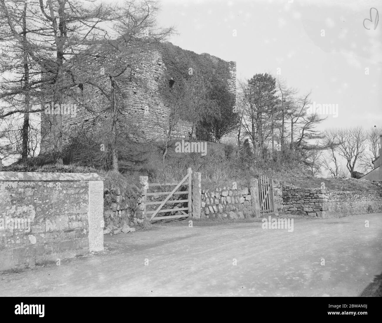Lydford Castle bietet einen strategischen Blick über die umliegende Landschaft in Devon 1925 Stockfoto