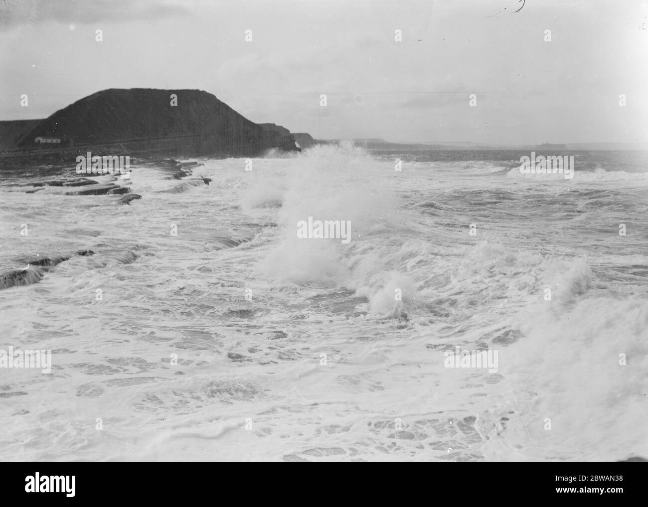 Raues Wetter in Filey Brigg , Yorkshire 1931 Stockfoto