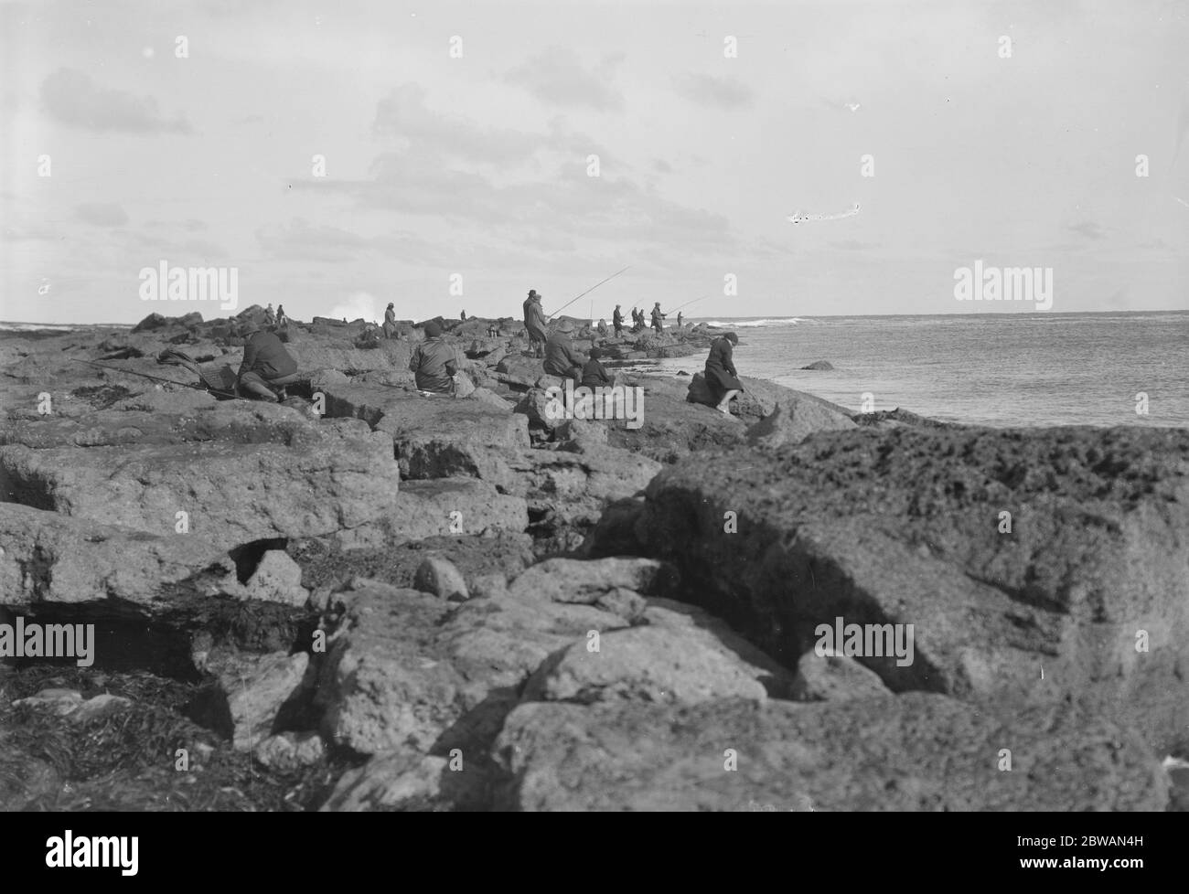 Raues Wetter in Filey Brigg , Yorkshire 1931 Stockfoto