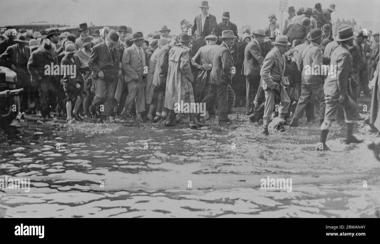 Eine trostlose Szene in Ascot im Jahr 1930, die für ein besonders nasses Treffen bekannt ist Stockfoto