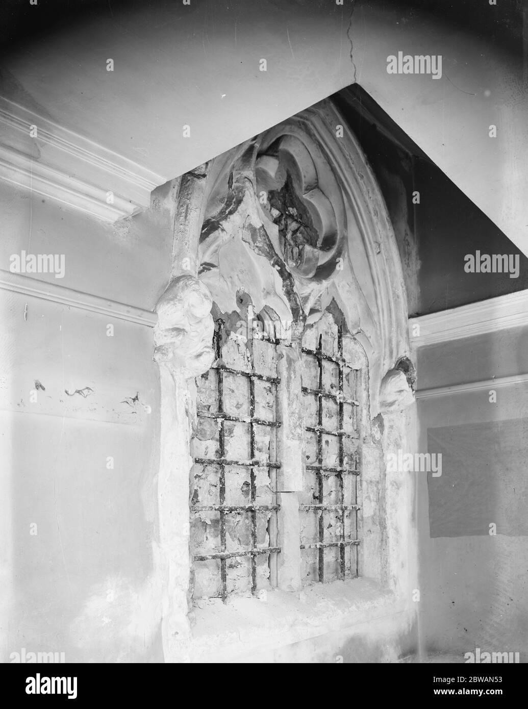 Bemerkenswerter Fund alter Glasmalereien in der Chelsea Old Church ein altes Fenster in der Chelsea Old Church, das seit fast 300 Jahren blockiert ist, wurde geöffnet. Hinter dem Putz versteckt sich die Reste eines Buntglasfensters aus dem frühen 14. Jahrhundert. Diese Entdeckung wird von Antiquaren als eine der höchsten Bedeutung angesehen. Das Bild zeigt das alte Fenster, nachdem es geöffnet und das Buntglas entfernt wurde Stockfoto