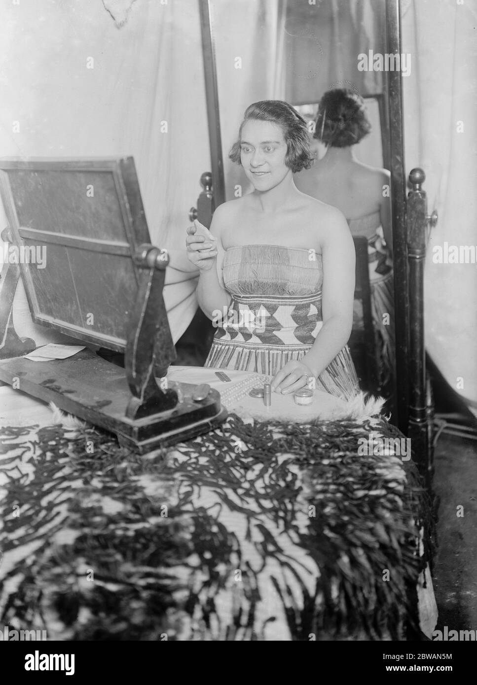 Prinzessin IWA in Indianertanzten im Palladium 12. Dezember 1919 Stockfoto