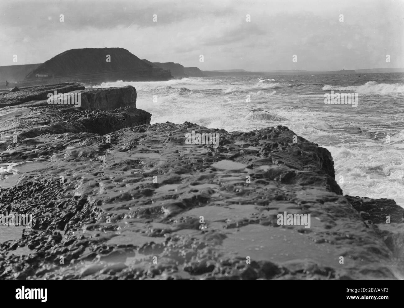 Raues Wetter in Filey Brigg , Yorkshire 1931 Stockfoto