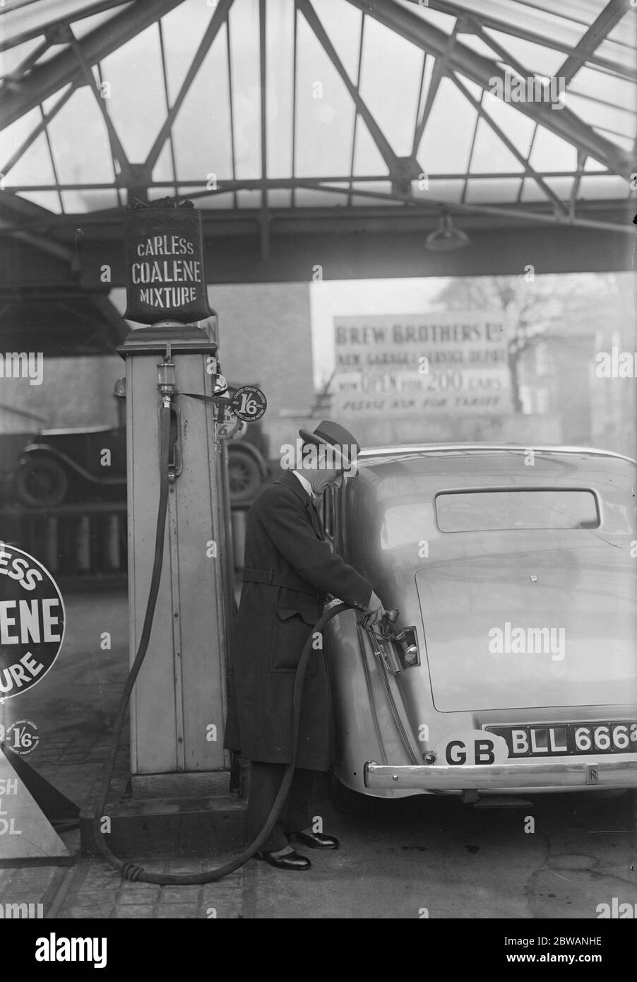 Benzin von British Coal Herr Tom Williams , M. P , bei der Eröffnung der ersten Pumpe für die Wartung Benzin aus British Coal ( bei Brew Bros Ltd , 6 Gloucester Terrace , SW7 ) 29. November 1935 Stockfoto