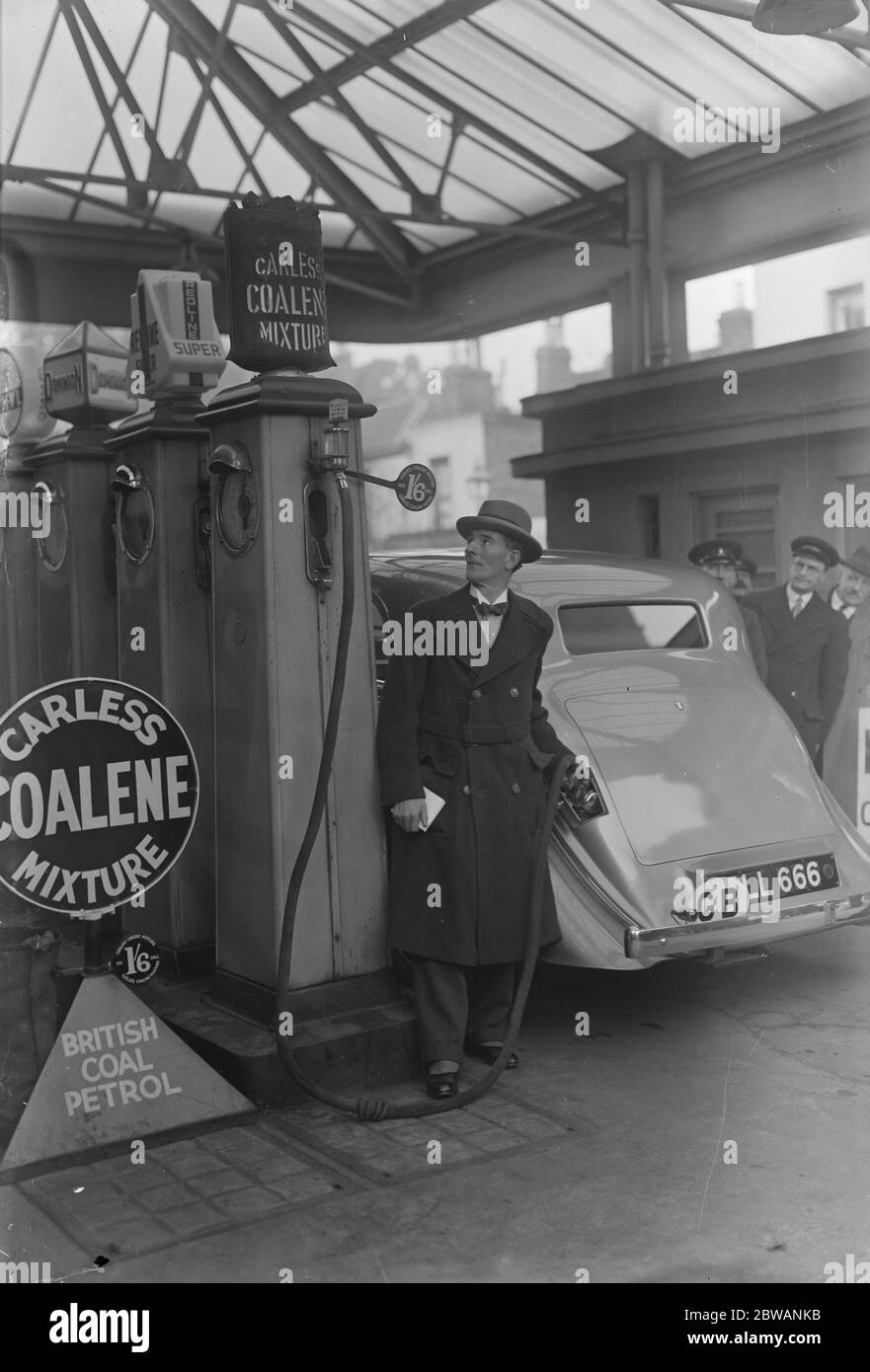 Benzin von British Coal Herr Tom Williams , M. P , bei der Eröffnung der ersten Pumpe für die Wartung Benzin aus British Coal ( bei Brew Bros Ltd , 6 Gloucester Terrace , SW7 ) 29. November 1935 Stockfoto
