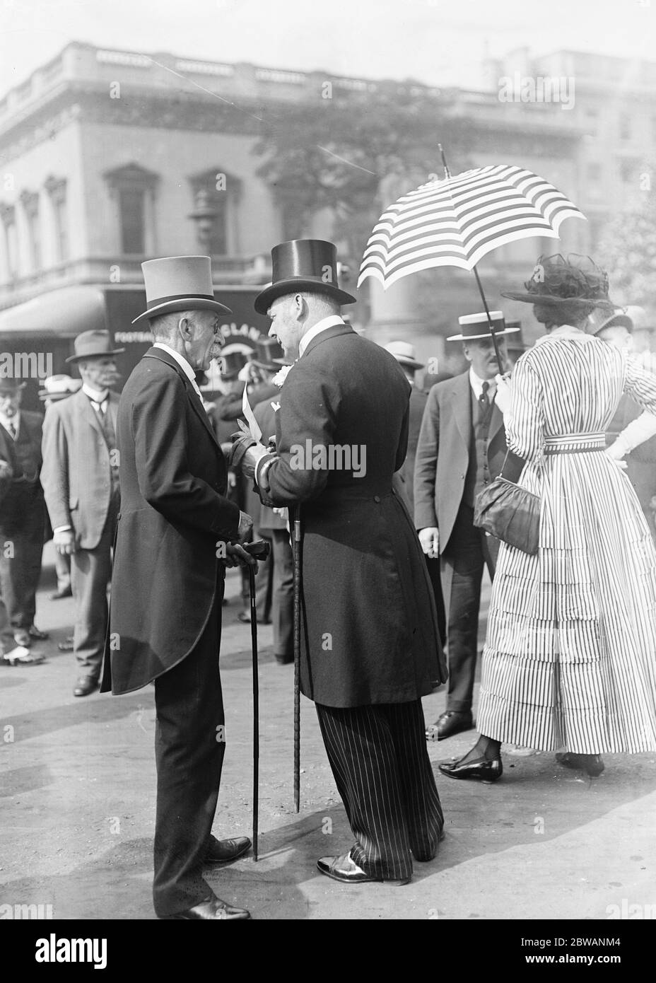 Krankenwagen, die von dem britischen Rettungswagen-Fonds Count Benckendorff (der russische Botschafter) und Lord Lonsdale im Gespräch vorgestellt werden Stockfoto