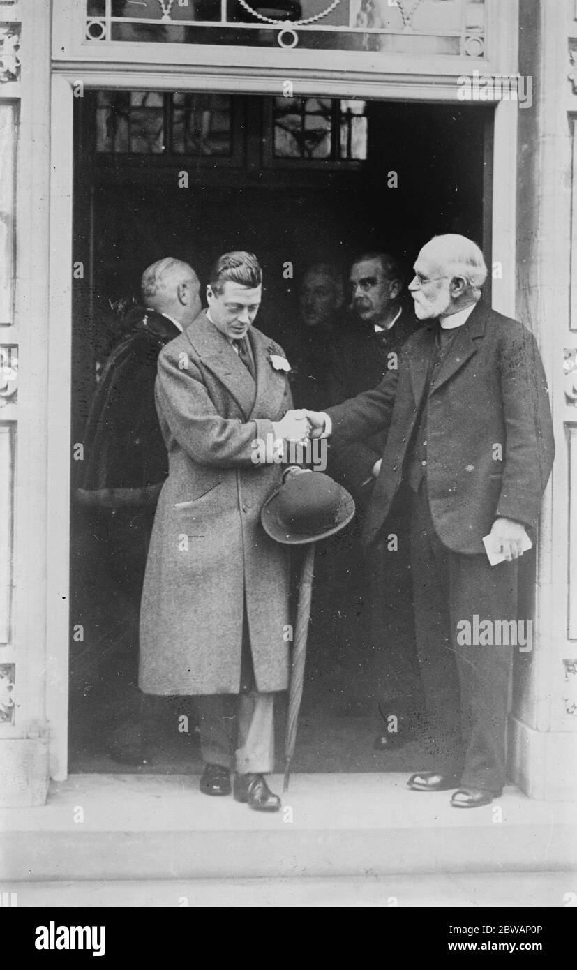 Der Prinz von Wales schüttelt die Hände mit dem Rev. John Haddon Askwith beim Verlassen Ramsgate General Hospital . 24. November 1926 Stockfoto