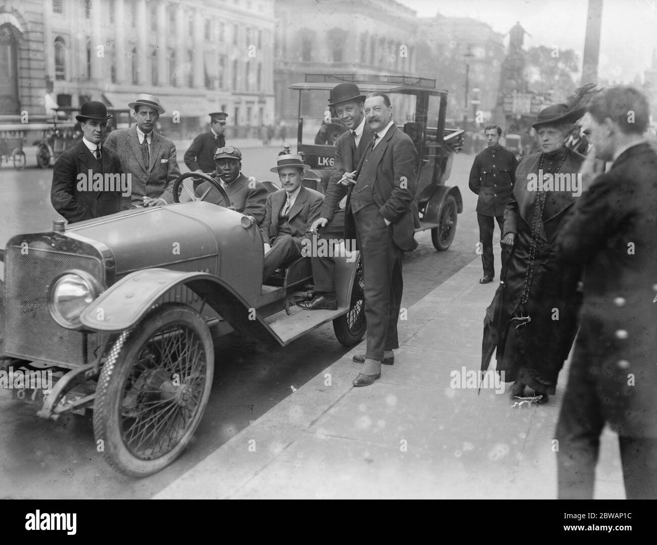 Jack Johnson in seinem Auto. John Arthur ( Jack ) Johnson ( März 31 1878 Ð Juni 10 1946 ), Spitzname der Ò Galveston Giant ,Ó war ein amerikanischer Boxer. Auf dem Höhepunkt der Jim Crow Ära wurde Johnson der erste afroamerikanische Schwergewichtsboxmeister ( 1908Ð1915 ). Stockfoto