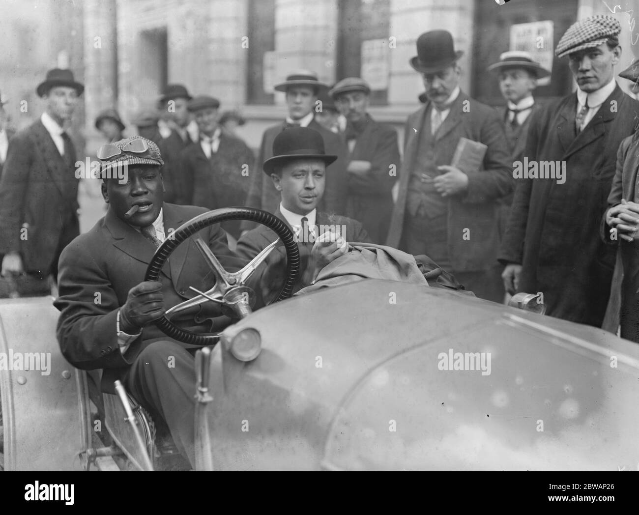 Jack Johnson in seinem Auto. John Arthur ( Jack ) Johnson ( März 31 1878 Ð Juni 10 1946 ), Spitzname der Ò Galveston Giant ,Ó war ein amerikanischer Boxer. Auf dem Höhepunkt der Jim Crow Ära wurde Johnson der erste afroamerikanische Schwergewichtsboxmeister ( 1908Ð1915 ). Stockfoto