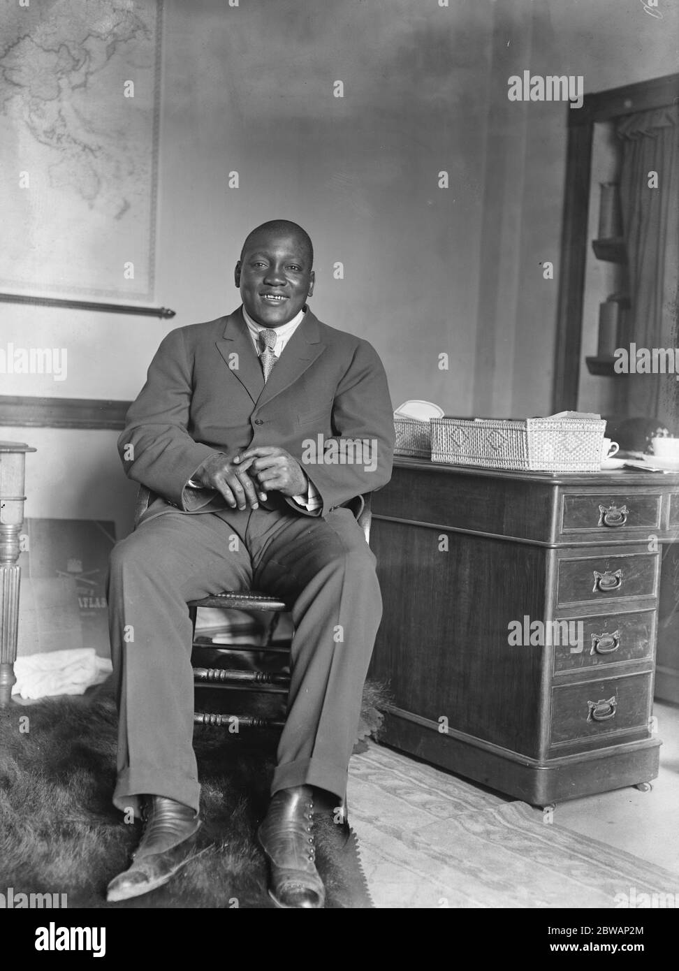 Jack Johnson. John Arthur ( Jack ) Johnson ( März 31 1878 Ð Juni 10 1946 ), Spitzname der Ò Galveston Giant ,Ó war ein amerikanischer Boxer. Auf dem Höhepunkt der Jim Crow Ära wurde Johnson der erste afroamerikanische Schwergewichtsboxmeister ( 1908Ð1915 ). Stockfoto