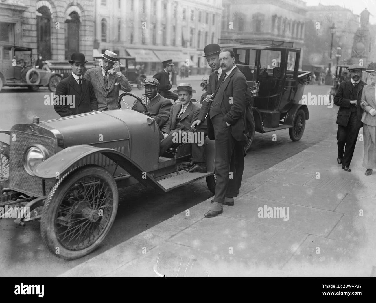 Jack Johnson in seinem Auto. John Arthur ( Jack ) Johnson ( März 31 1878 Ð Juni 10 1946 ), Spitzname der Ò Galveston Giant ,Ó war ein amerikanischer Boxer. Auf dem Höhepunkt der Jim Crow Ära wurde Johnson der erste afroamerikanische Schwergewichtsboxmeister ( 1908Ð1915 ). Stockfoto