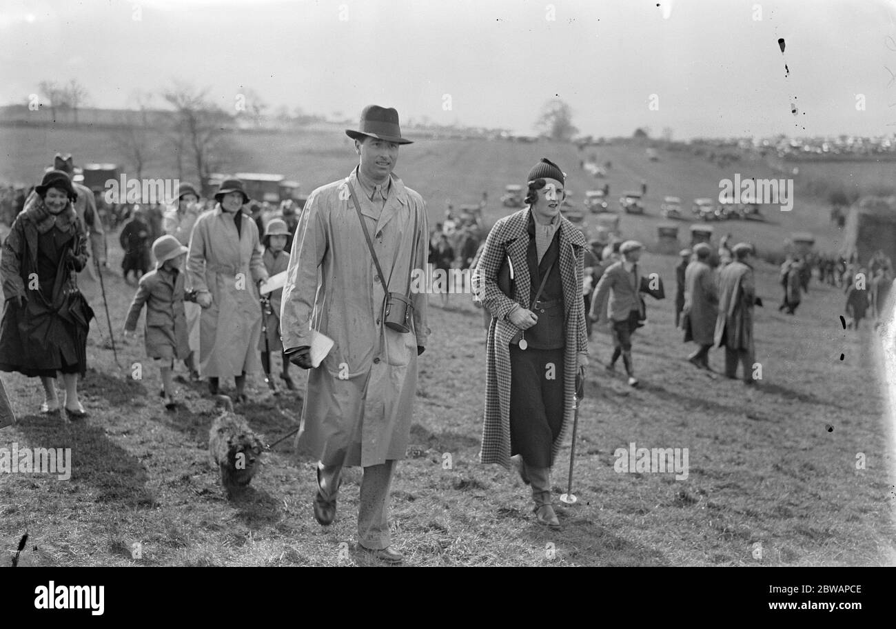 Der Herzog von Rutland 's Jagd Punkt zu Punkt Rennen in Long Clawson, in der Nähe von Melton Mowbray. Kapitän Hon Somerset Maxwell und Frau Somerset Maxwell . 1933 Stockfoto