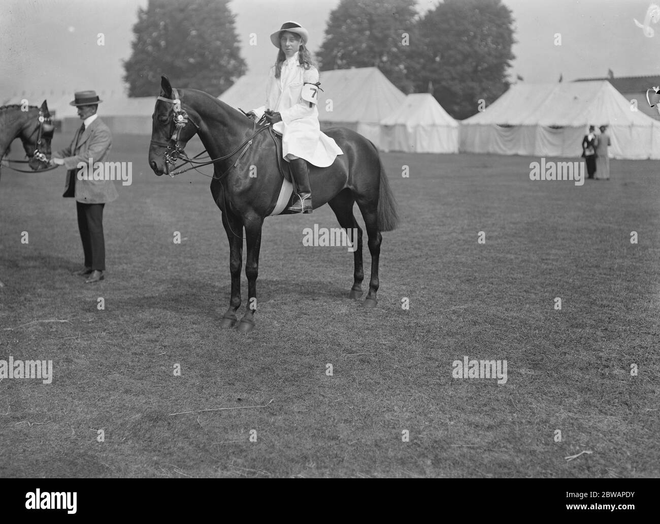Richmond Horse Show. Miss Marsden Ranger über „Lady Beryl“ Stockfoto