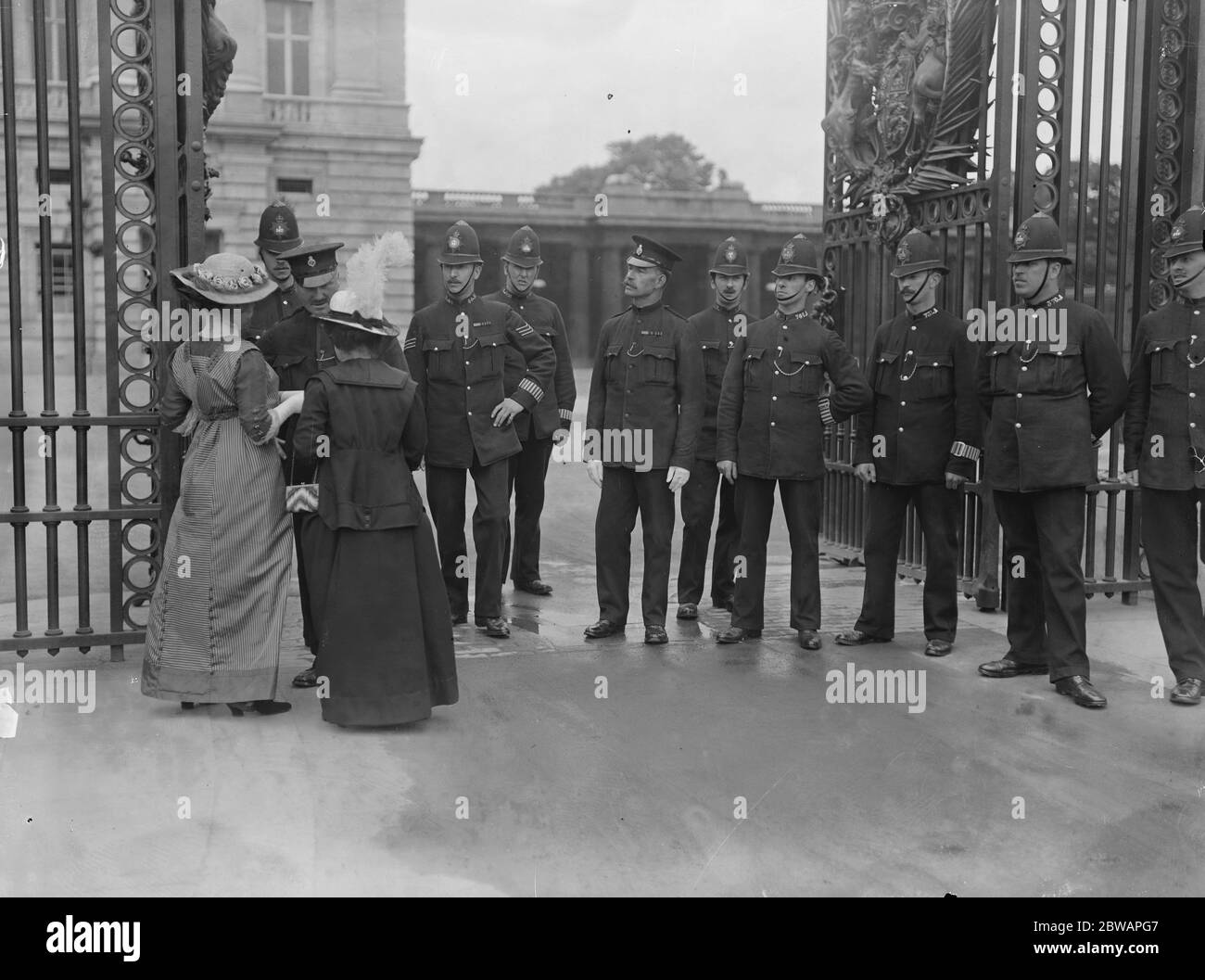 Suffragettes versuchen, dem König im Buckingham Palace eine Petition zu präsentieren Lady Barkley und Hon Edith Fitzgerald Stockfoto