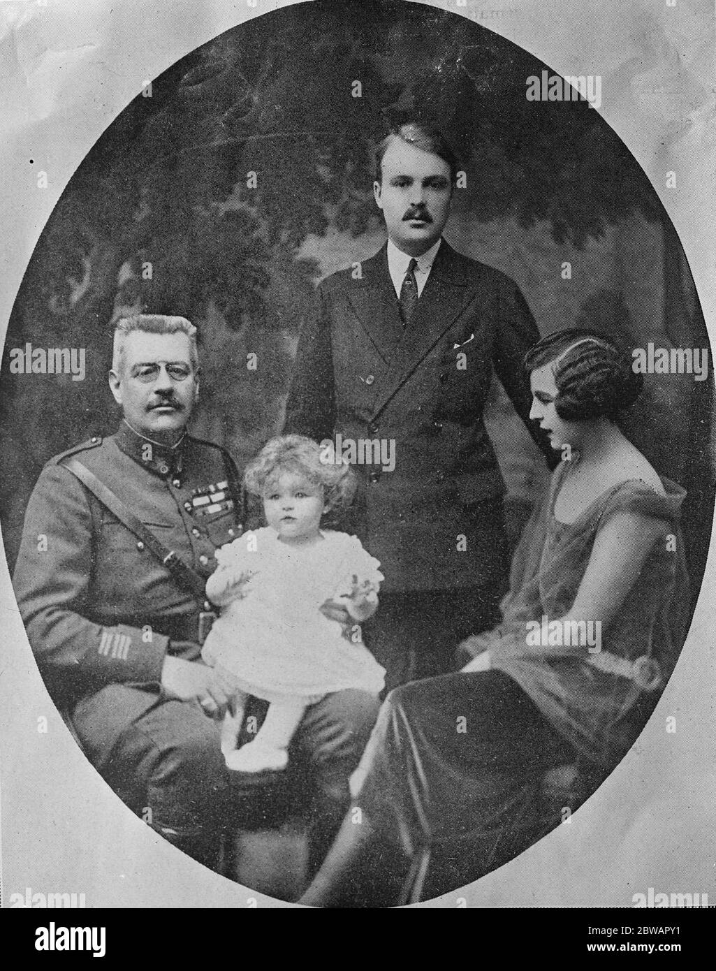 Prinz Louis II von Monaco (links) mit seiner Familie 15 Juli 1922 möglicherweise später Datum dh in 1923 ? Prinz Rainier wurde am 31. Mai 1923 in Monaco geboren. Seine Eltern waren Graf Pierre de Polignac und Prinzessin Charlotte von Monaco, Herzogin von Valentinois (beide glaubten, auf diesem Foto zu sein). Prinzessin Charlotte wurde geboren Charlotte Louise Juliette Louvet, die uneheliche Tochter von Marie Juliette Louvet, einer Kabarettsängerin, und Prinz Louis II. Von Monaco. Stockfoto