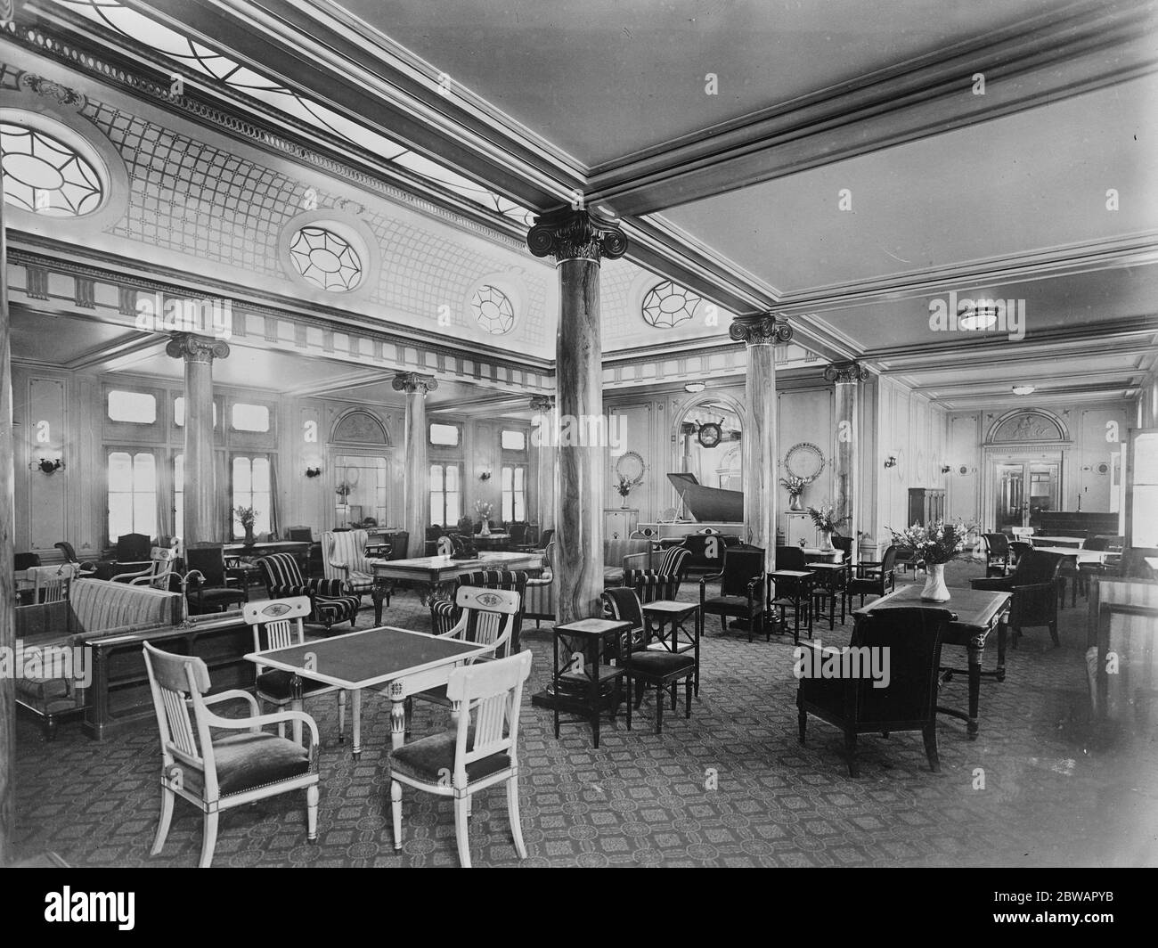 SS Paris The Lounge (eine Reihe von Säulen entlang der Mitte des Raumes, Tisch mit vier Stühlen im Vordergrund) 30. Mai 1922 Stockfoto