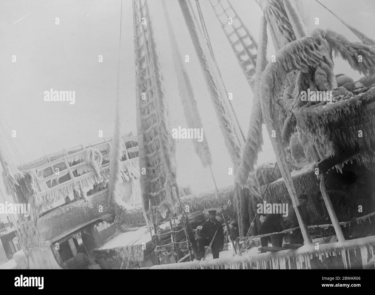 Making Port in Christmas Wetter Frost und Schnee kombiniert, um die Reise, die gerade eine wirklich arktische ein beendet hat machen 14 Dezember 1920 Stockfoto