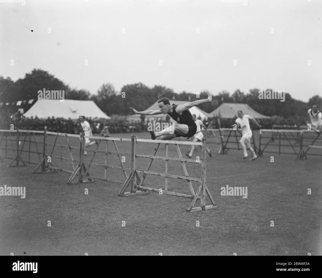 Army Athletics Championship in Aldershot Sergeant H Wilson ( Neuseeland ) gewinnt das Finale der 180 Yard Hürdles Championships 28 August 1919 Stockfoto