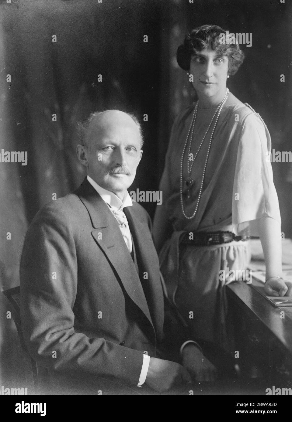 Schwedischer Königlicher Silberprinz und Prinzessin Carl, die ihre Silberhochzeit am 27. August feiern wird. Prinz Carl ist der jüngste Bruder des Königs von Schweden und ist der Präsident des Schwedischen Roten Kreuzes. Seine Frau war Prinzessin Ingeborg von Dänemark und ist eine Schwester von König Christian 18 August 1922 Stockfoto